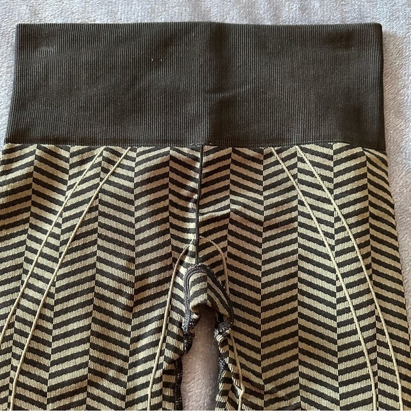 Lululemon In the Flow Leggings Heathered Fatigue Green Black Capri Size 2 - Picture 11 of 14